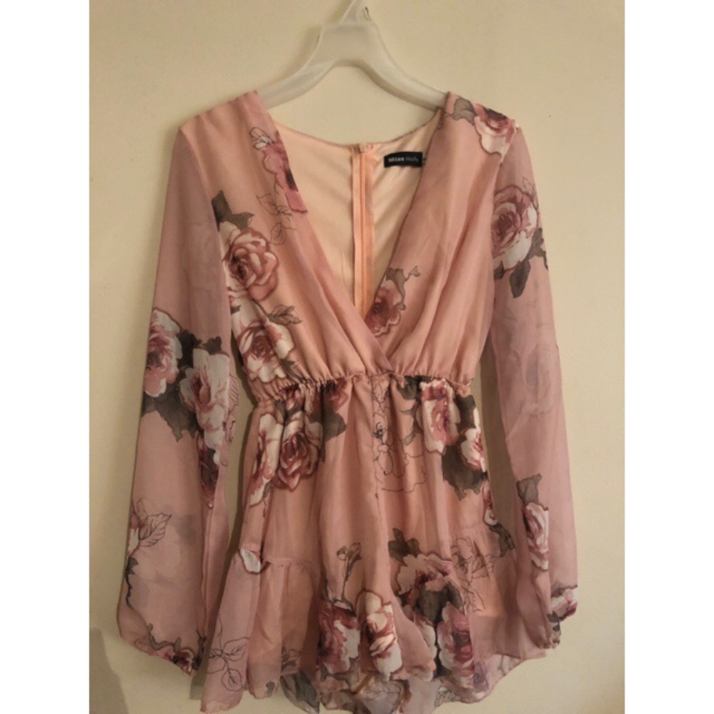 Miss Holly Low-cut floral romper